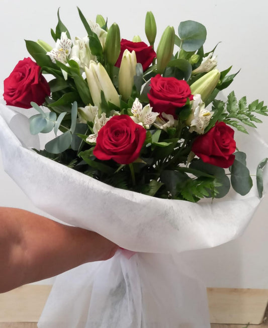 Bouquet con Rose Rosse e Fiori Misti Bianchi (Alstroemeria, Lilium, Lisianthus)