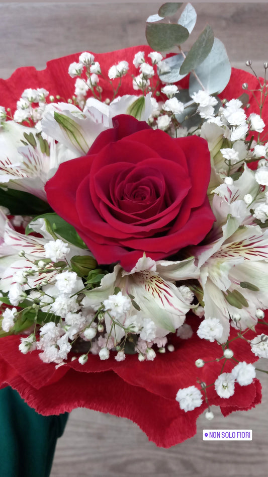 Bouquet Rosa Rossa e Fiori Bianchi – Eleganza e Amore